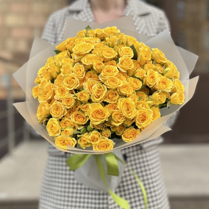 25 желтых кустовых роз Еллоу Бейби 40 см