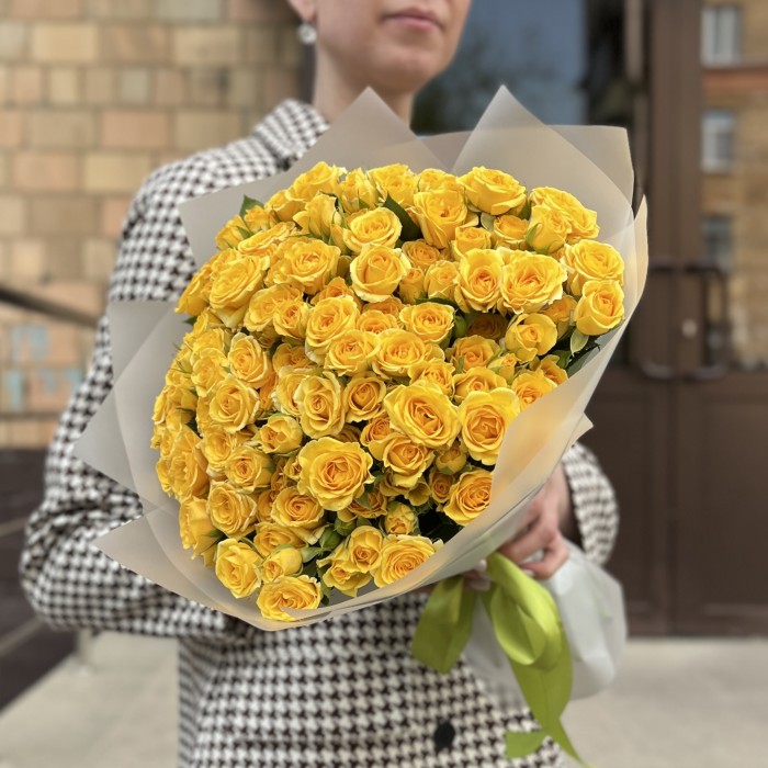 25 желтых кустовых роз Еллоу Бейби 40 см