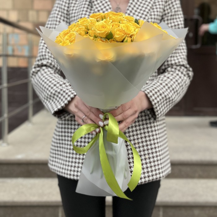25 желтых кустовых роз Еллоу Бейби 40 см