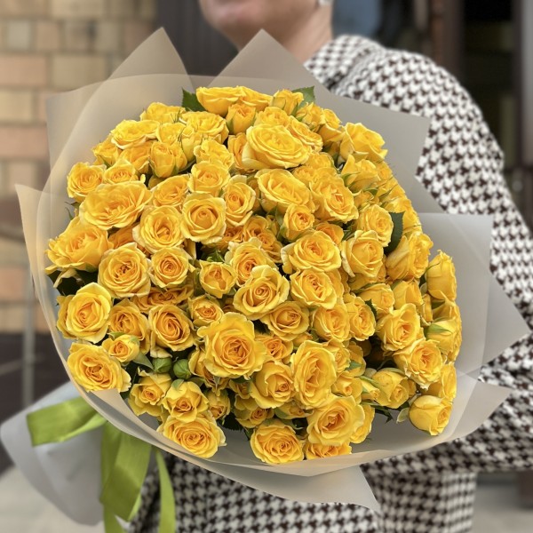 25 желтых кустовых роз Еллоу Бейби 40 см