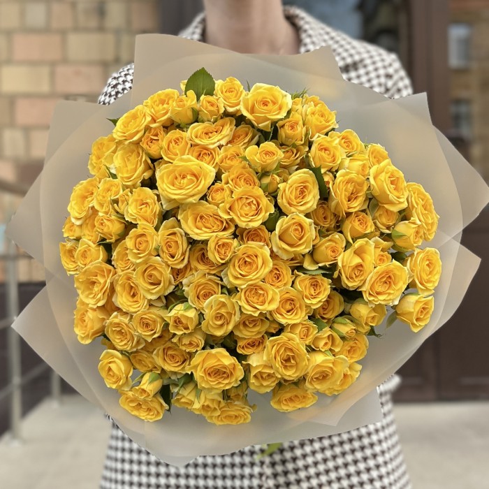 25 желтых кустовых роз Еллоу Бейби 40 см