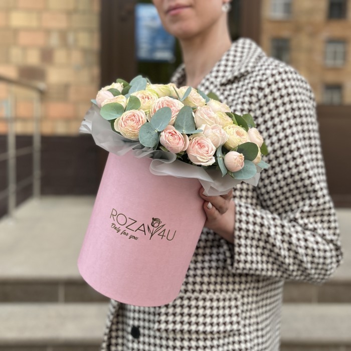 7 кустовых пионовидных роз Свит Джелатто в коробке