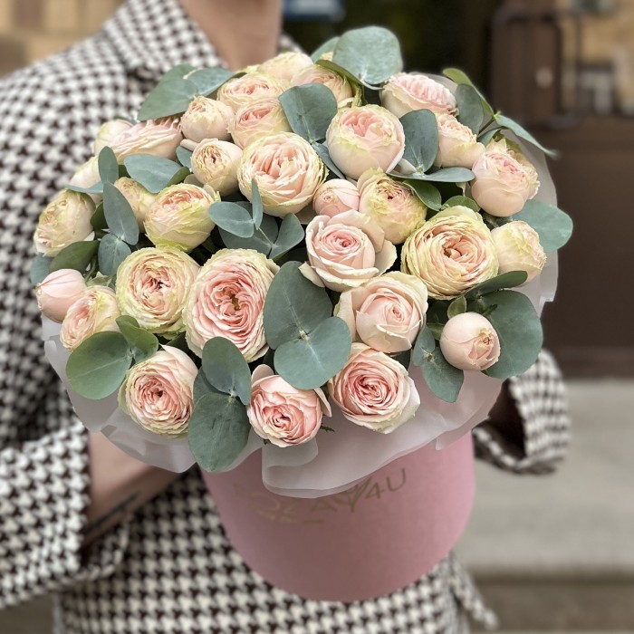 7 кустовых пионовидных роз Свит Джелатто в коробке