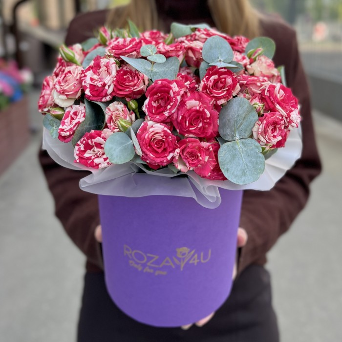 7 кустовых роз Файрфоркс в коробке