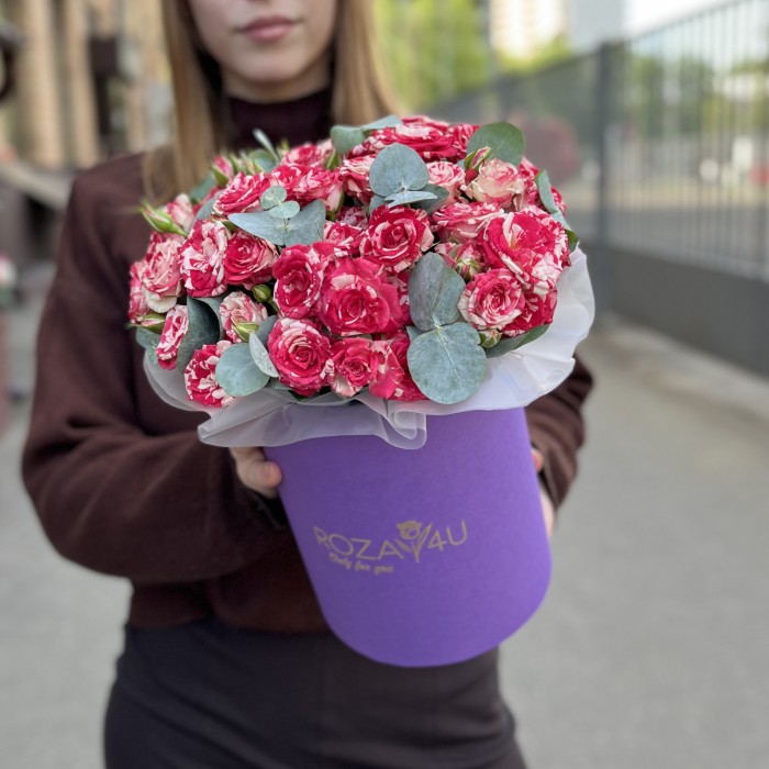 7 кустовых роз Файрфоркс в коробке