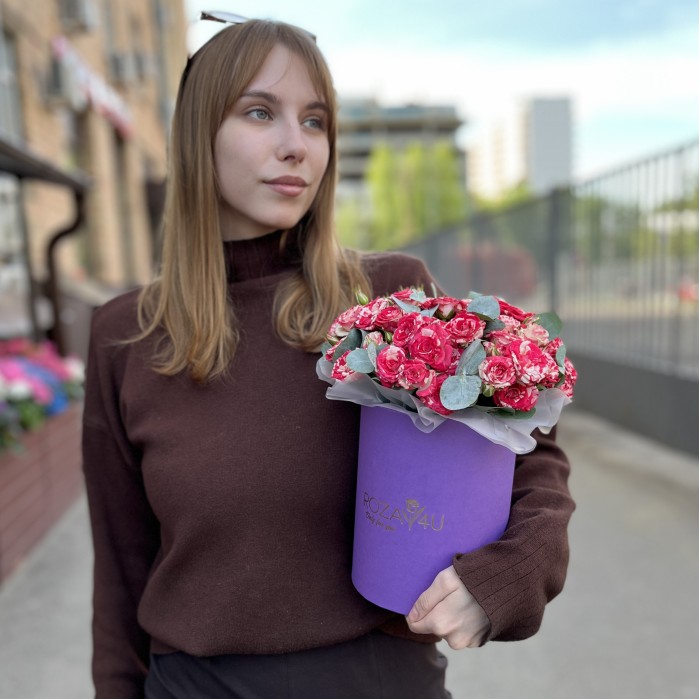 7 кустовых роз Файрфоркс в коробке