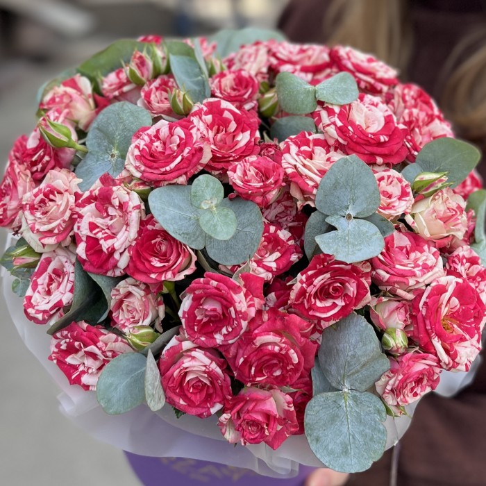 7 кустовых роз Файрфоркс в коробке