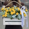 9 желтых кустовых роз в деревянном ящике