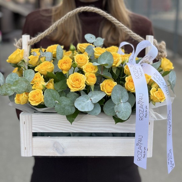 9 желтых кустовых роз в деревянном ящике