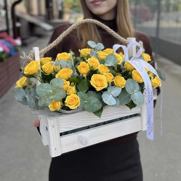 9 желтых кустовых роз в деревянном ящике