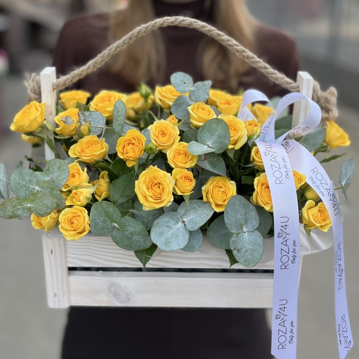 9 желтых кустовых роз в деревянном ящике