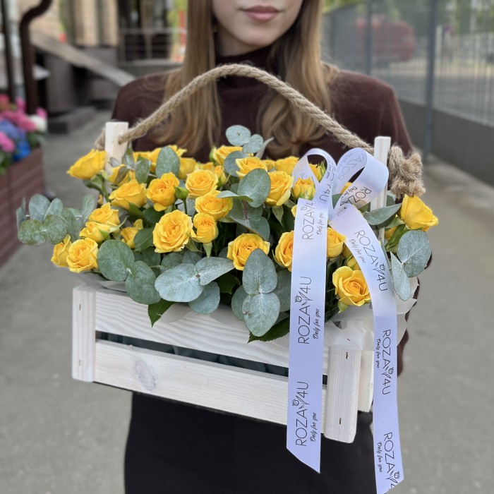 9 желтых кустовых роз в деревянном ящике