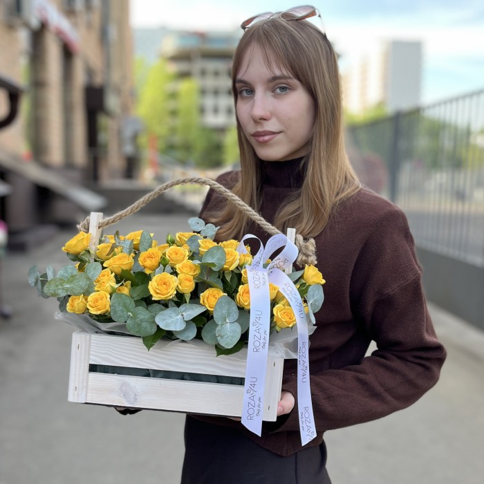 9 желтых кустовых роз в деревянном ящике