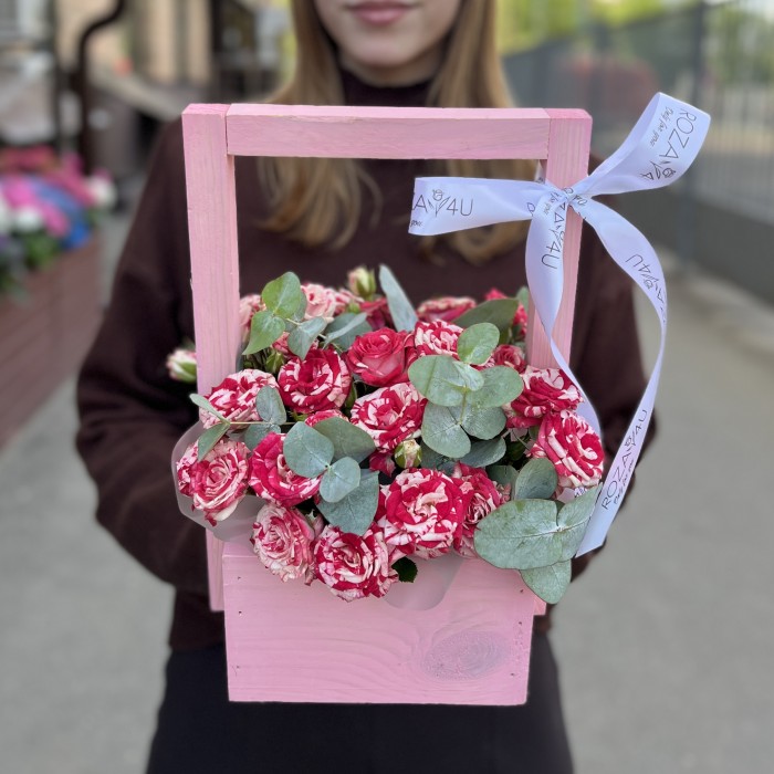 Кустовые розы Файрворкс в розовом ящике