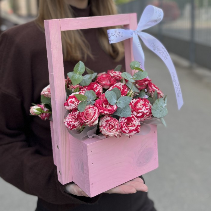 Кустовые розы Файрворкс в розовом ящике