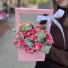Кустовые розы Файрворкс в розовом ящике