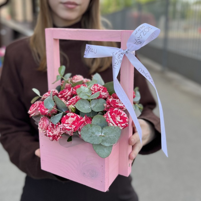 Кустовые розы Файрворкс в розовом ящике