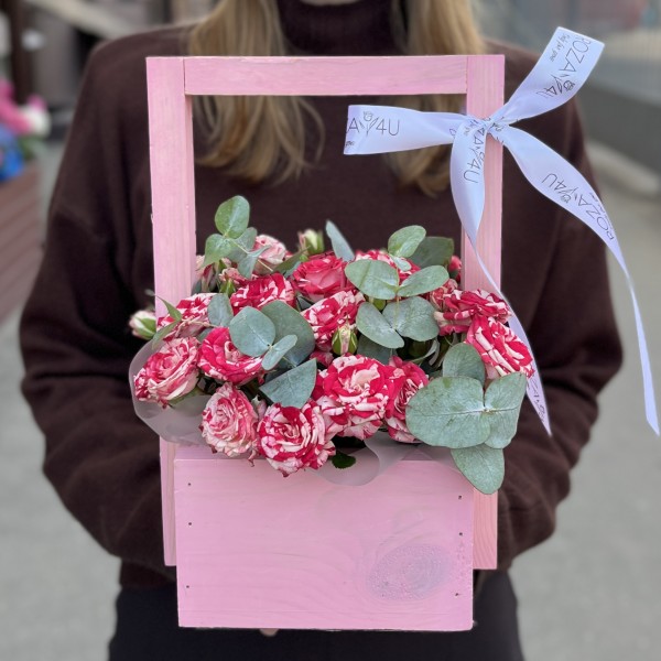 Кустовые розы Файрворкс в розовом ящике