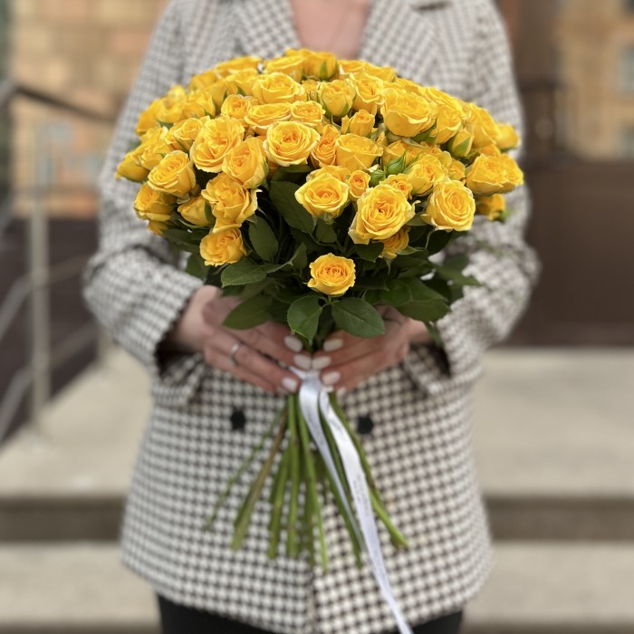 Желтая кустовая Роза Еллоу бейби 40 см