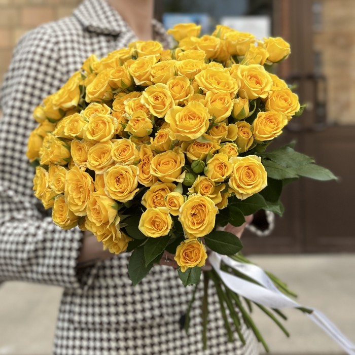 Желтая кустовая Роза Еллоу бейби 40 см