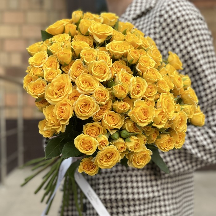 Желтая кустовая Роза Еллоу бейби 40 см