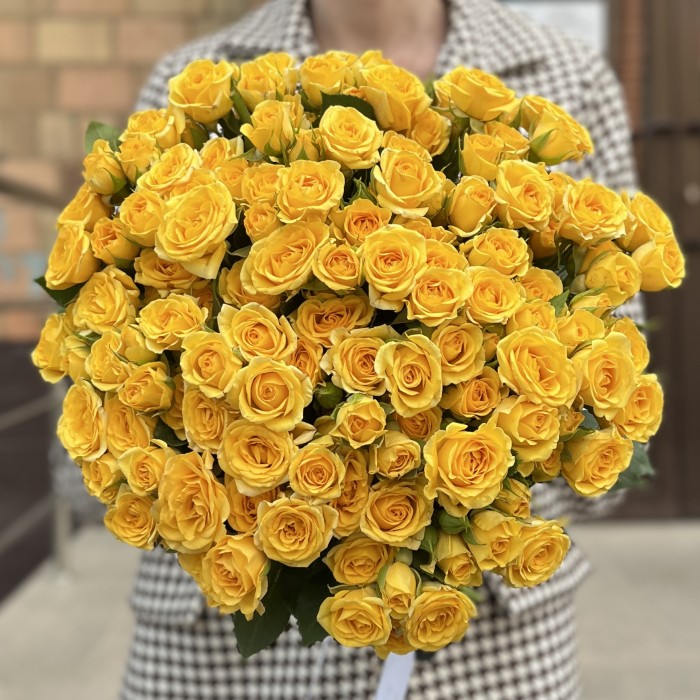 Желтая кустовая Роза Еллоу бейби 40 см