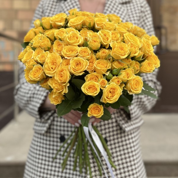 Желтая кустовая Роза Еллоу бейби 40 см