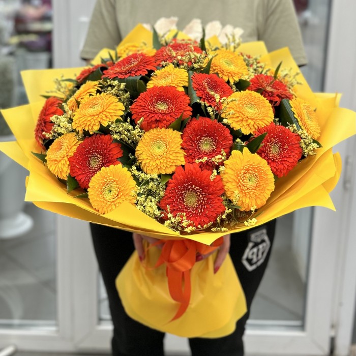 Букет из оранжевых и желтых гербер