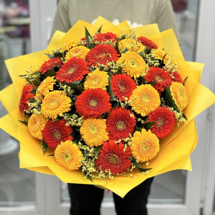 Букет из оранжевых и желтых гербер