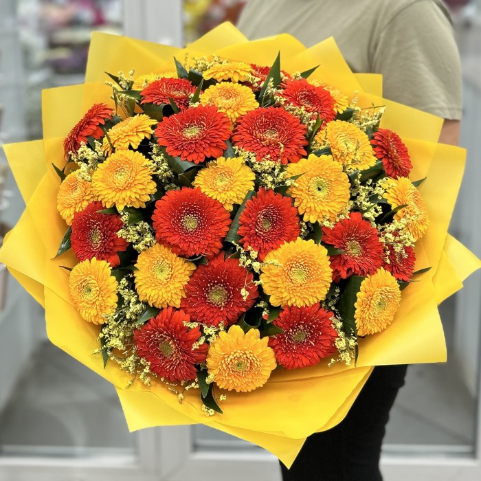 Букет из оранжевых и желтых гербер