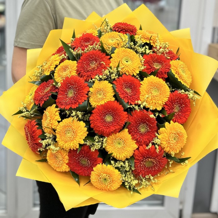 Букет из оранжевых и желтых гербер