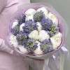 13 белых пионов с лавандовой скабиозой