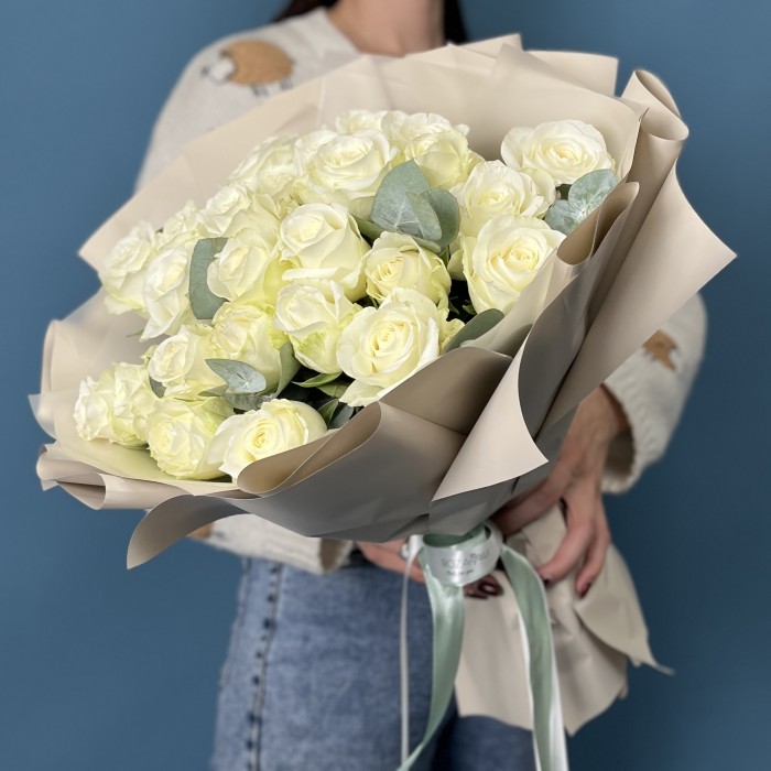 25 белых роз на серебряную свадьбу