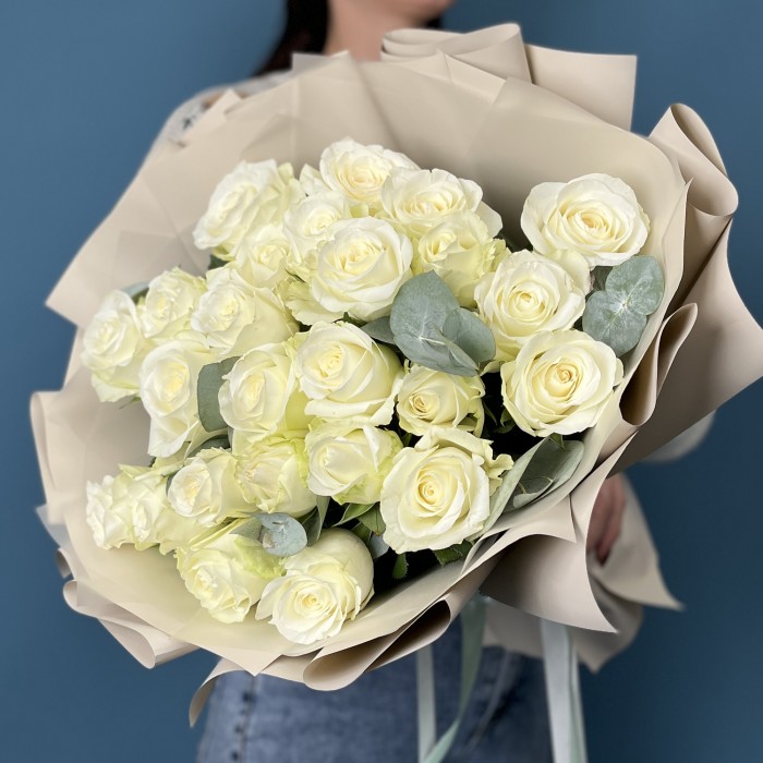 25 белых роз на серебряную свадьбу