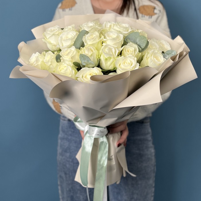 25 белых роз на серебряную свадьбу