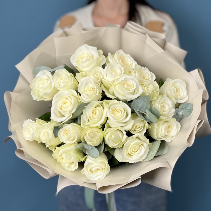 25 белых роз на серебряную свадьбу