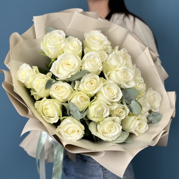 25 белых роз на серебряную свадьбу