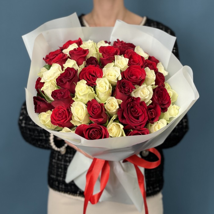 51 белая и красная роза на Оловянную свадьбу