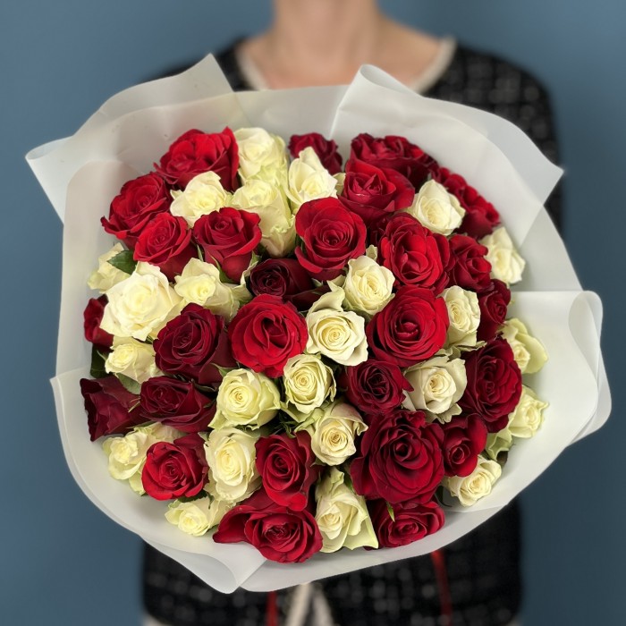 51 белая и красная роза на Оловянную свадьбу