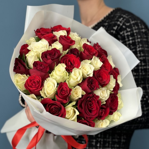 51 белая и красная роза на Оловянную свадьбу