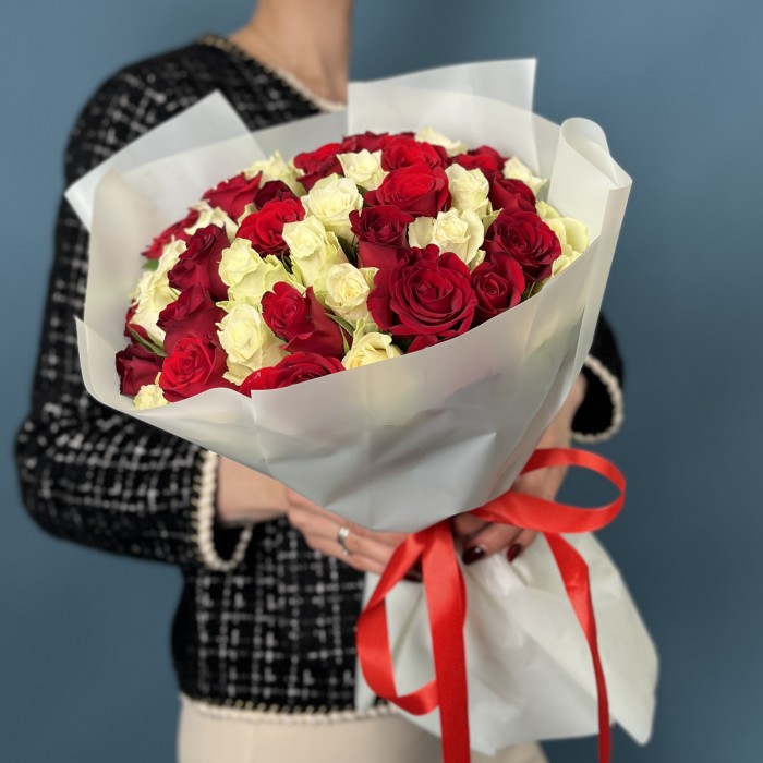 51 белая и красная роза на Оловянную свадьбу