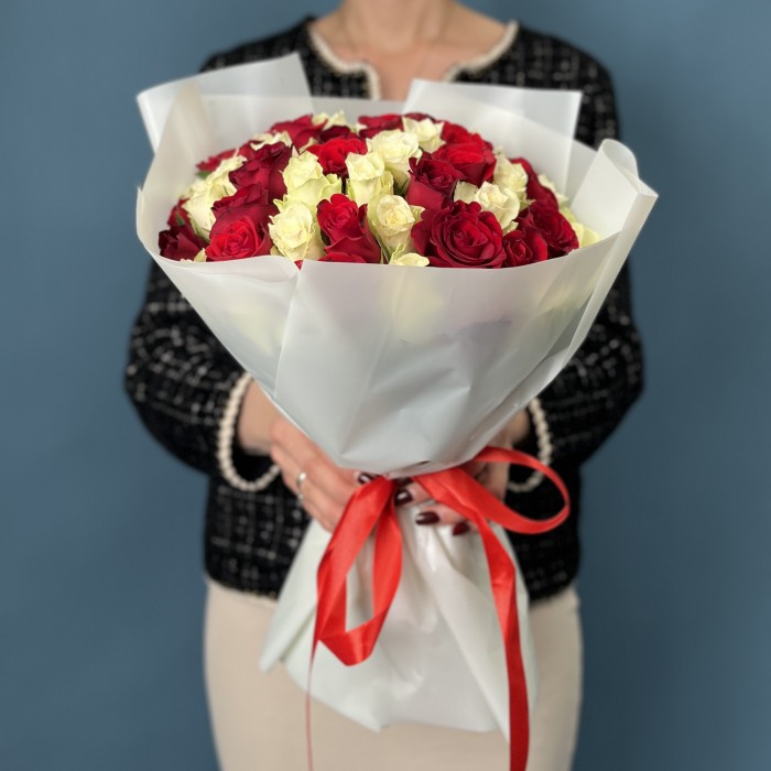 51 белая и красная роза на Оловянную свадьбу