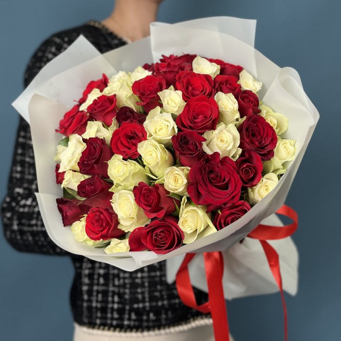 51 белая и красная роза на Оловянную свадьбу
