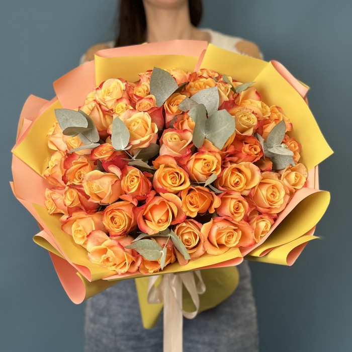 51 яркая роза на Золотую свадьбу