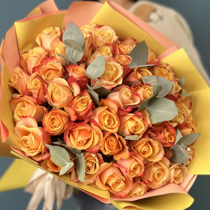 51 яркая роза на Золотую свадьбу