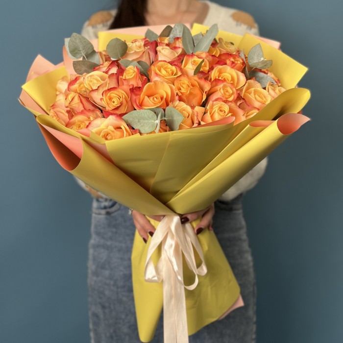 51 яркая роза на Золотую свадьбу