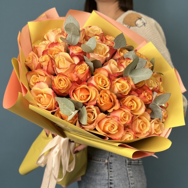 51 яркая роза на Золотую свадьбу