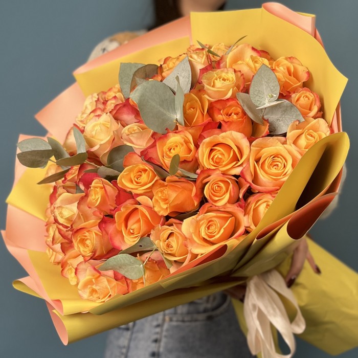 51 яркая роза на Золотую свадьбу