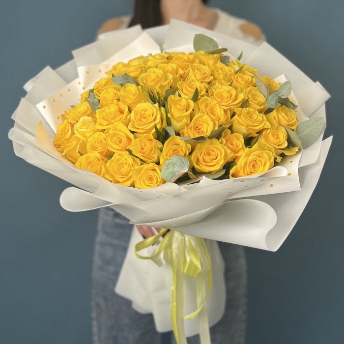 51 желтая роза на Золотую свадьбу
