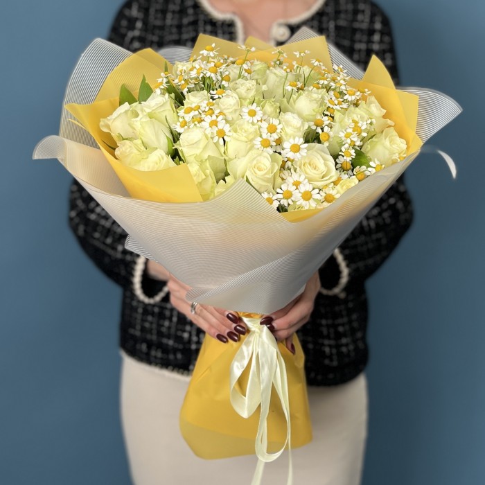 Букет из белых роз и ромашек на Ситцевую свадьбу
